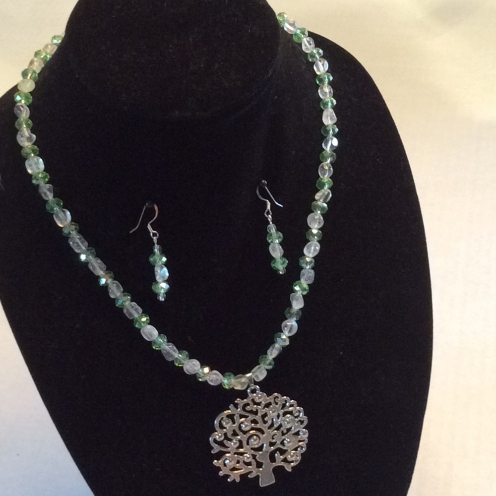 Lightweight jewelry set.